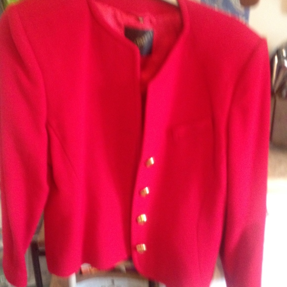 Bright Red just needs lipstick to match - Picture 2 of 3